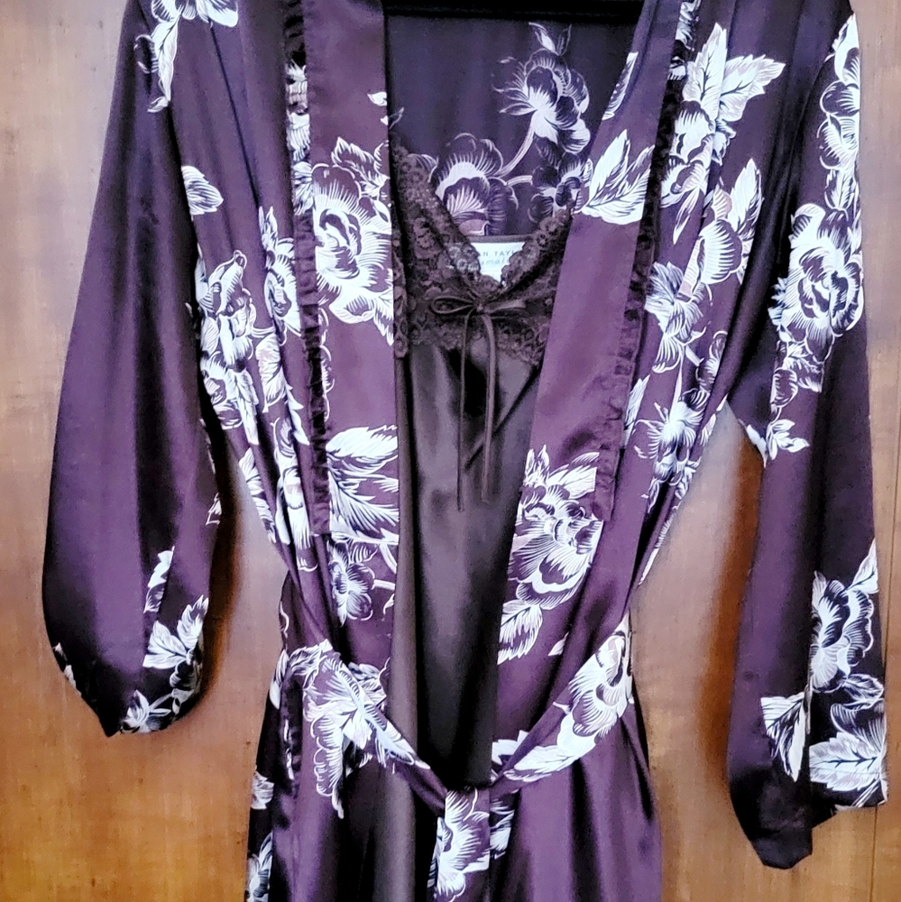 Gorgeous NWOT Nightgown set.